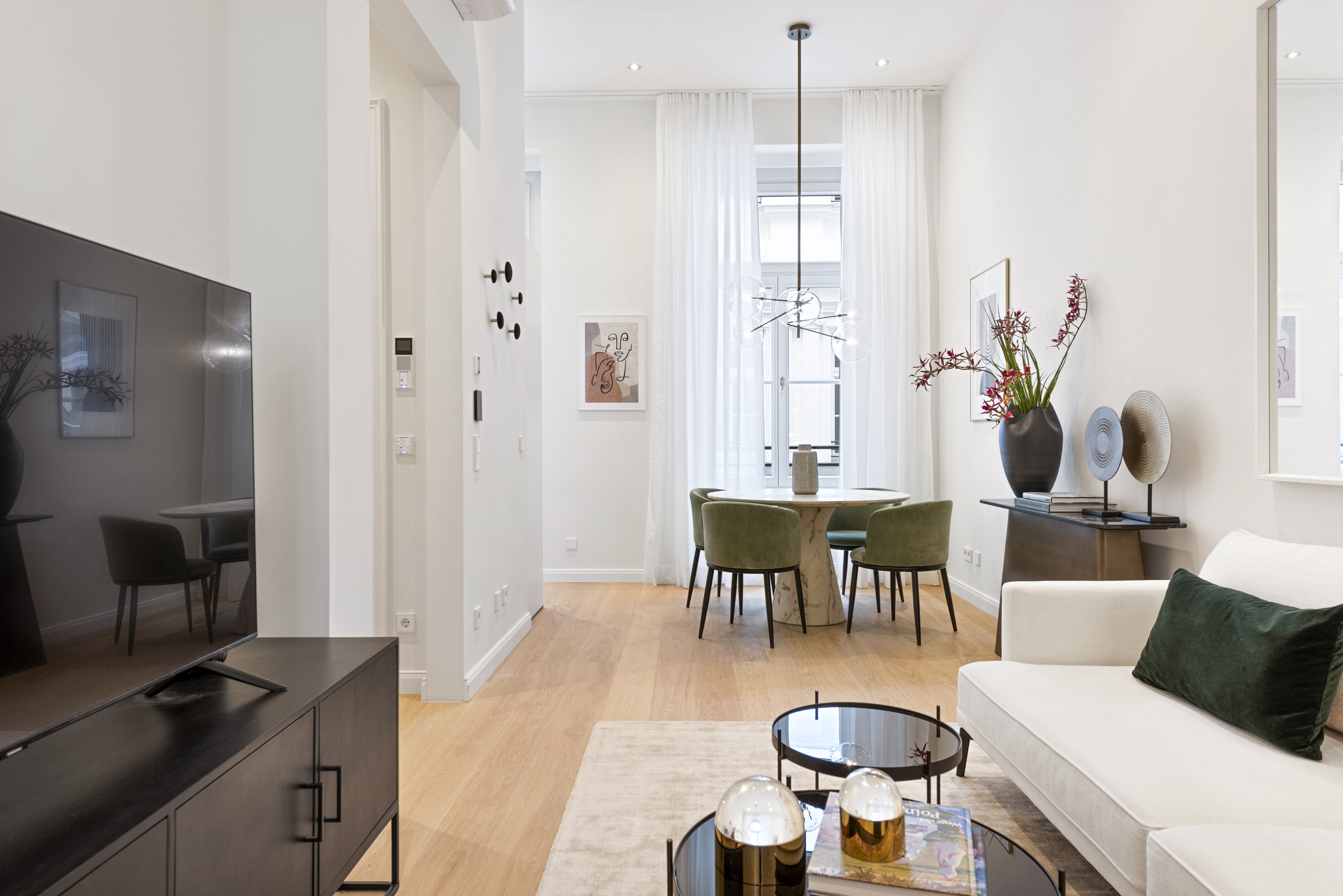 Möblierte Altbauwohnung in bester Lage mit Private Spa & Indoorpool Möblierte Altbauwohnung in bester Lage mit Private Spa & Indoorpool