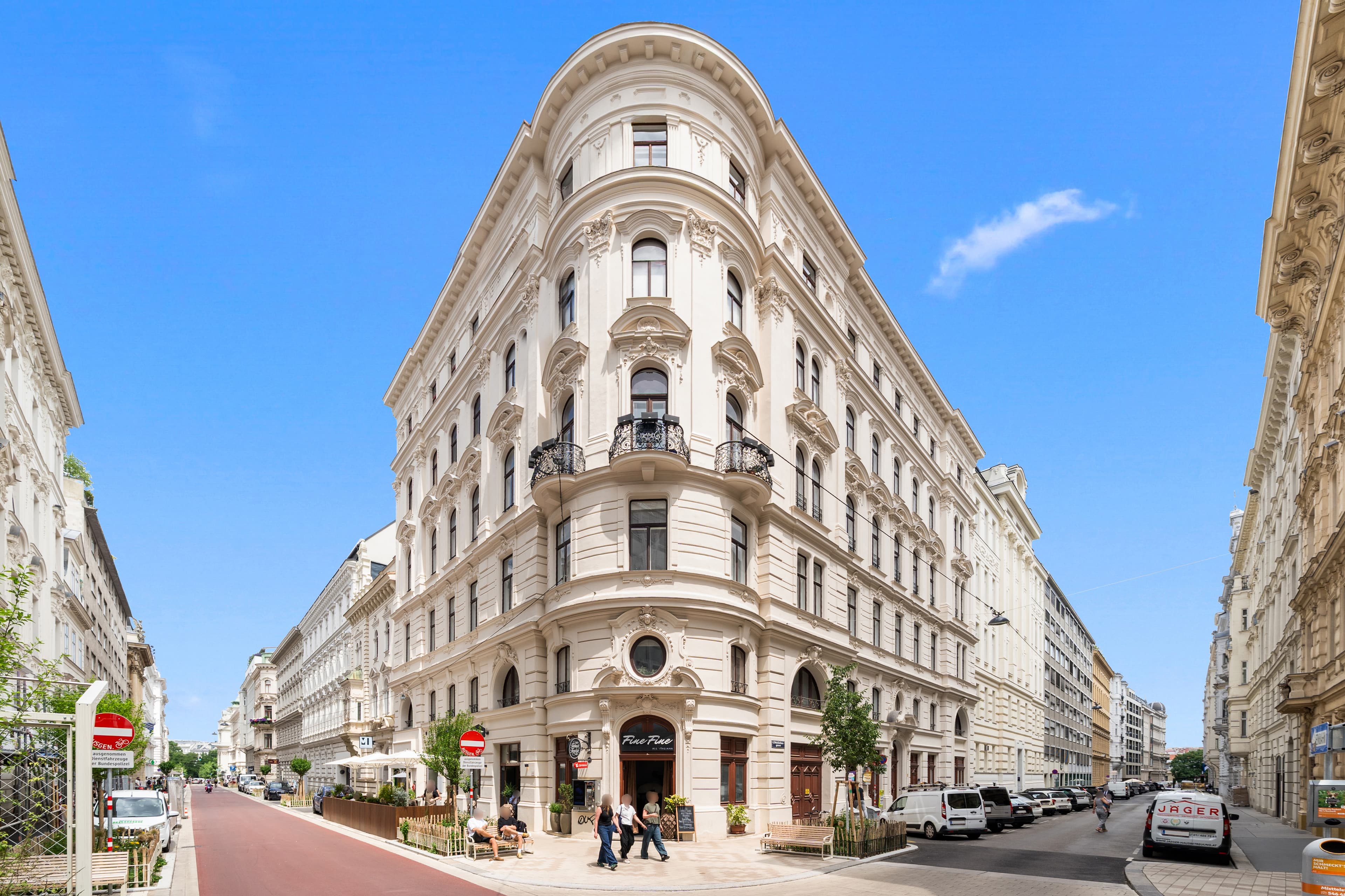 Herrschaftlicher Altbau mit Balkon in Toplage nahe Karlskirche Herrschaftlicher Altbau mit Balkon in Toplage nahe Karlskirche
