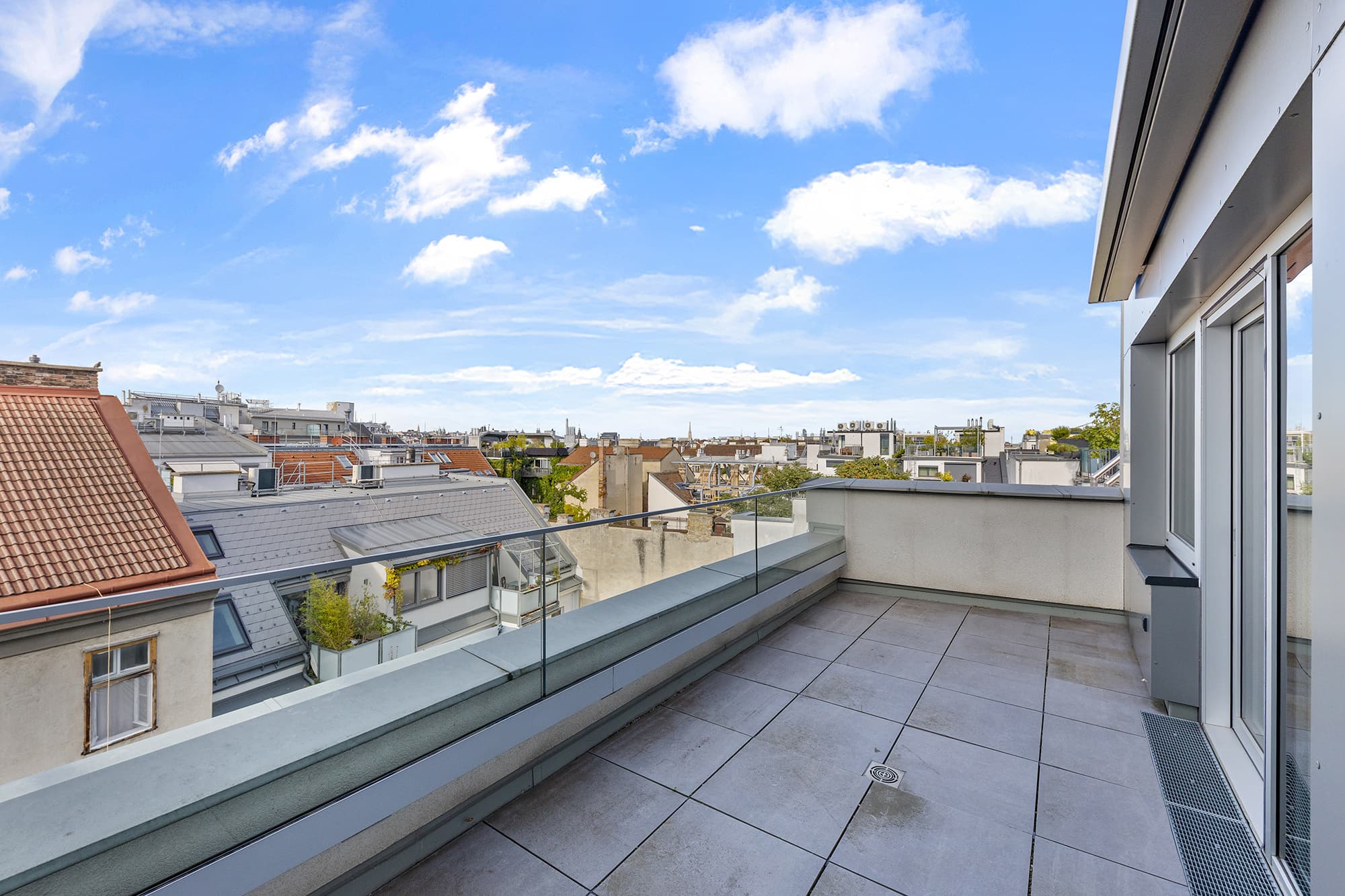Traumhafte 4-Zimmer-Dachgeschosswohnung mit 2 Terrassen & Blick auf den Stephansdom Traumhafte 4-Zimmer-Dachgeschosswohnung mit 2 Terrassen & Blick auf den Stephansdom