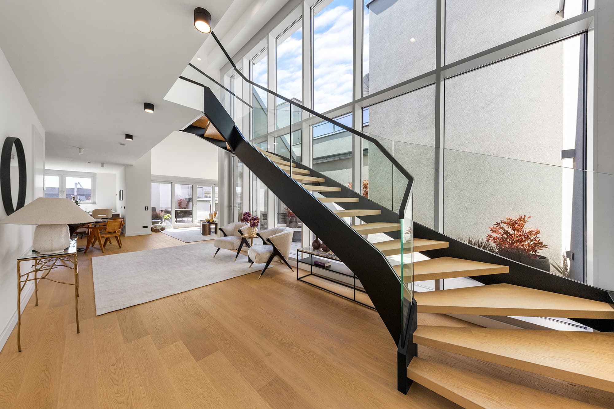 Stilvolle Dachgeschosswohnung mit Galerieebene im WERDER SIX Stilvolle Dachgeschosswohnung mit Galerieebene im WERDER SIX