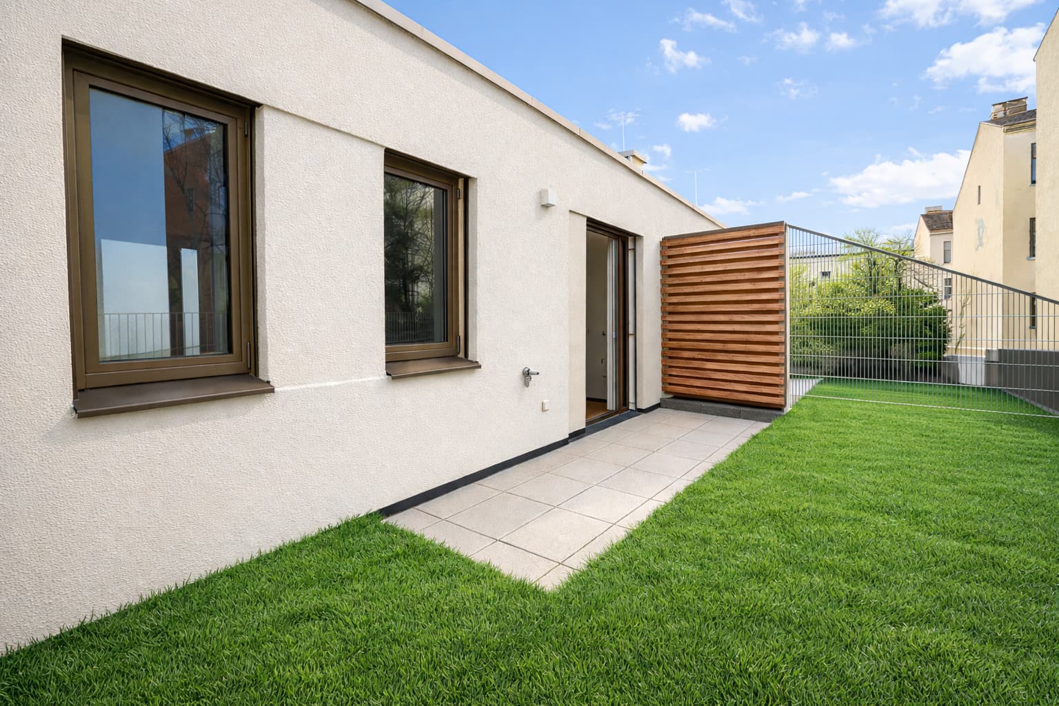Urbane Ruheoase- Hofhaus auf zwei Ebenen mit Garten und Terrassen Urbane Ruheoase- Hofhaus auf zwei Ebenen mit Garten und Terrassen
