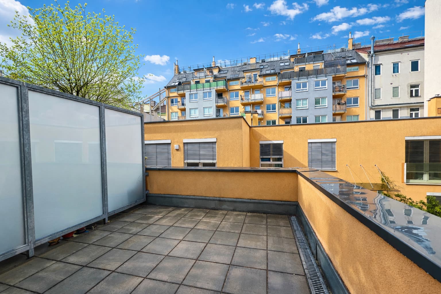 SONNIGE 2-ZIMMER WOHNUNG MIT S/W TERRASSE UND TIEFGARAGE! SONNIGE 2-ZIMMER WOHNUNG MIT S/W TERRASSE UND TIEFGARAGE!