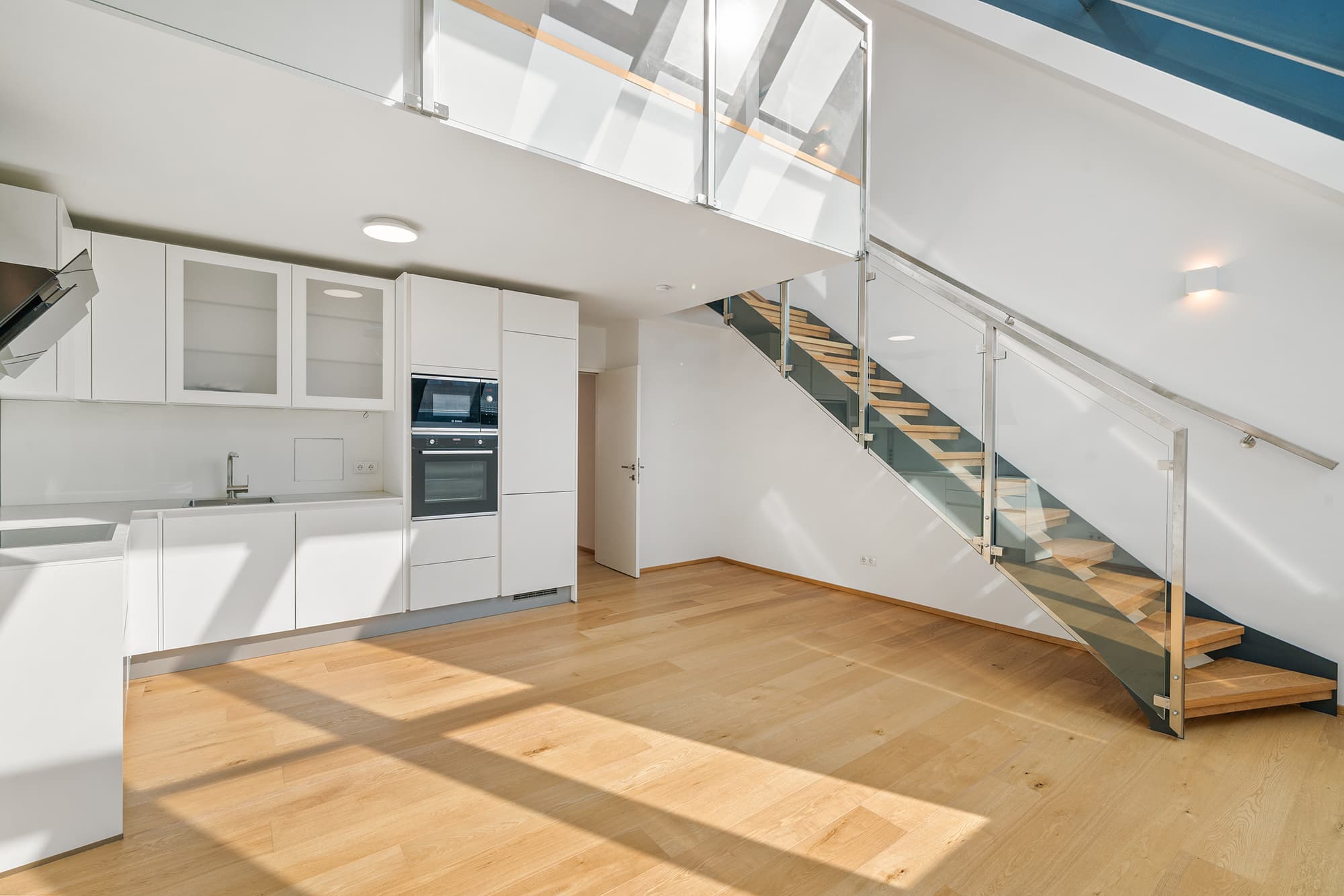 Sonnige Dachgeschoss-Maisonette mit Balkon & Terrasse Sonnige Dachgeschoss-Maisonette mit Balkon & Terrasse